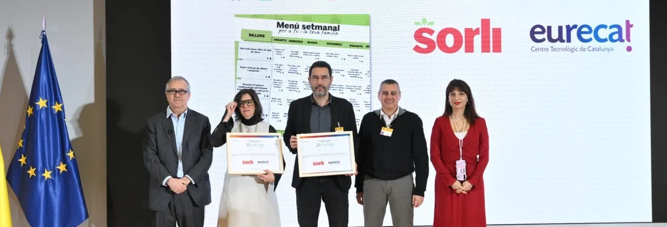 Miembros de Sorli recibiendo el reconocimiento que se ha hecho público durante la 8ª edición del Observatorio de Innovación en Gran Consumo (OIGC)